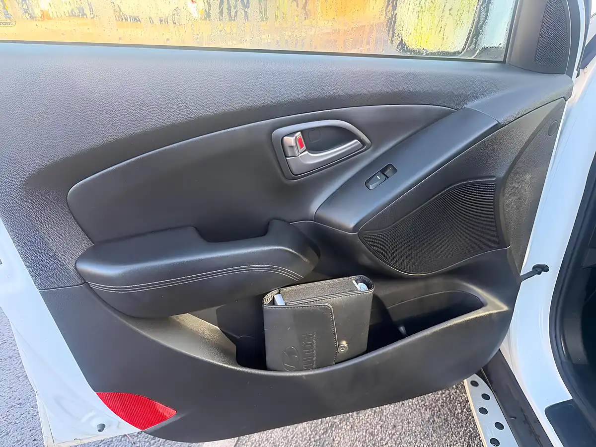 Used 2014 Hyundai IX35 Se White - Interior and Exterior details 12
