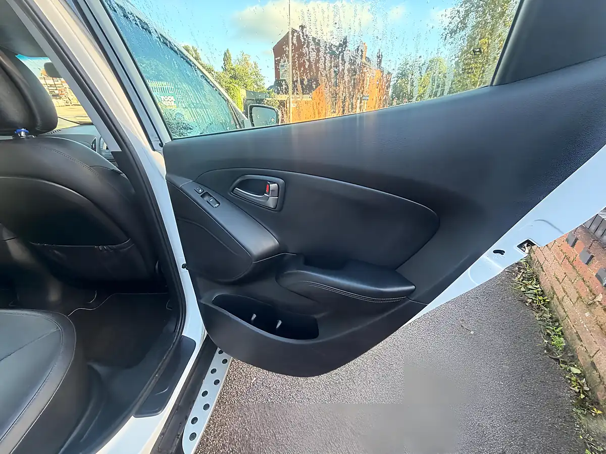 Used 2014 Hyundai IX35 Se White - Interior and Exterior details 16