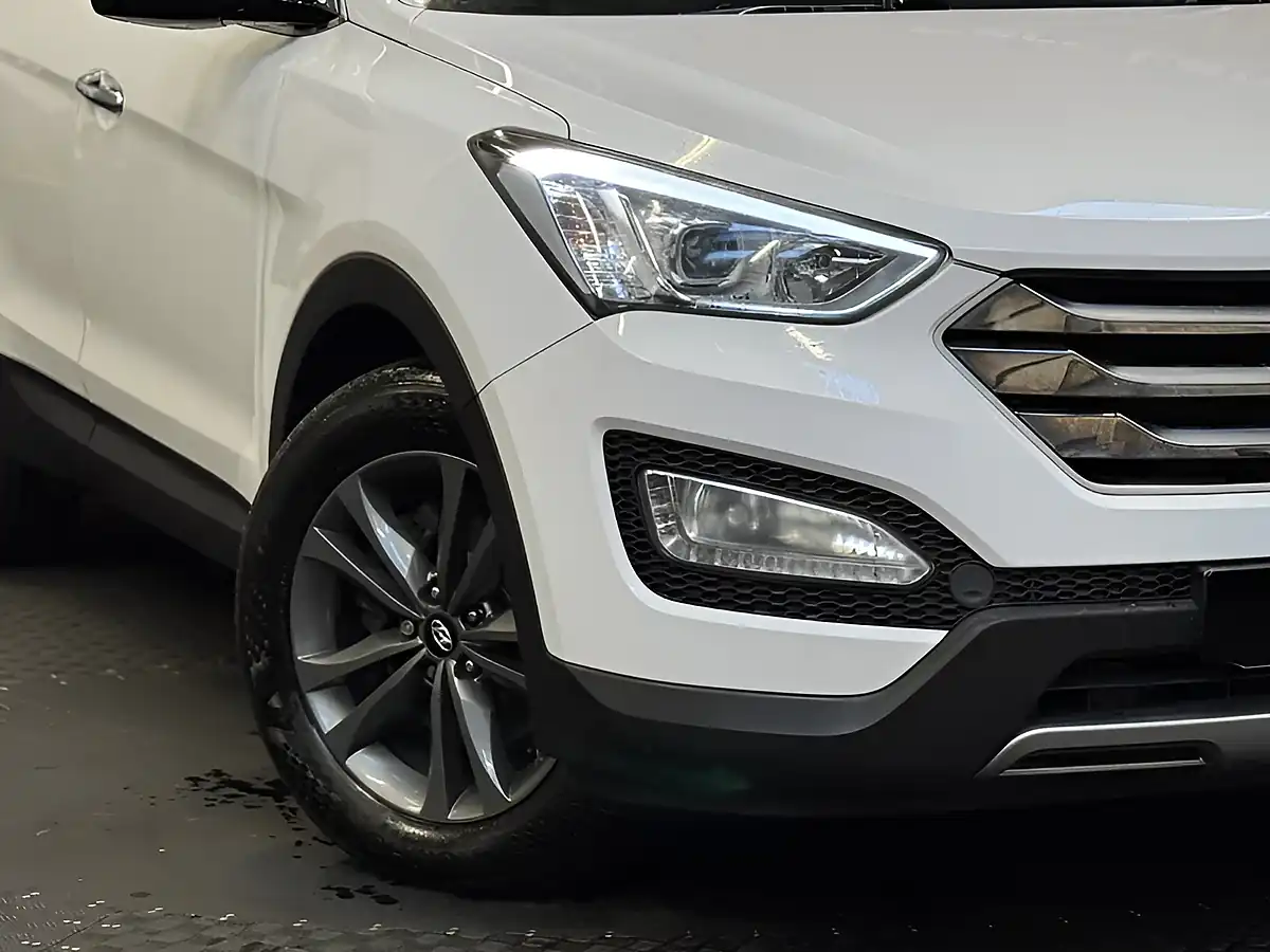 Used 2014 Hyundai Santa Fe Premium Creamy White - Interior and Exterior details 10