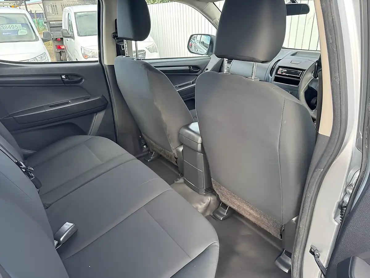 Used 2014 Isuzu D-Max Pickup Silver - Interior and Exterior details 18