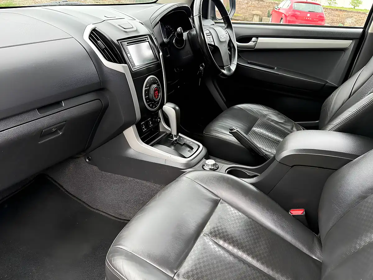 Used 2014 Isuzu D-Max Utah Grey - Interior and Exterior details 11