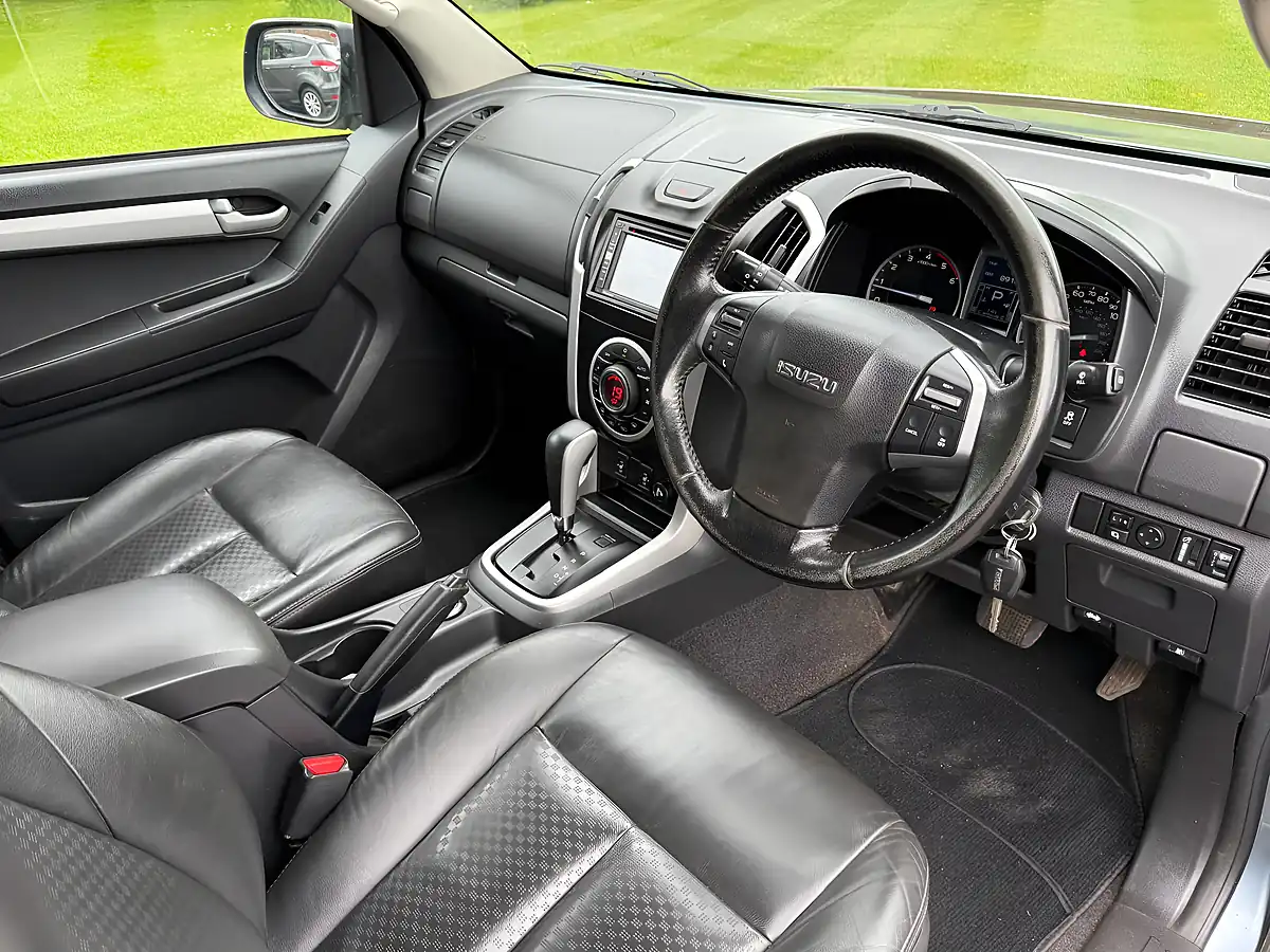 Used 2014 Isuzu D-Max Utah Grey - Interior and Exterior details 9