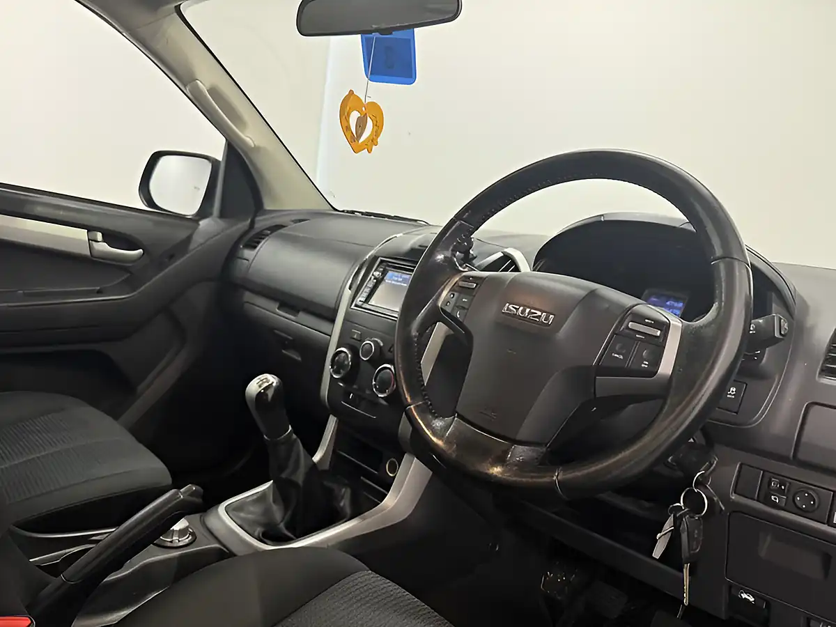 Used 2014 Isuzu D-Max Yukon Blue - Interior and Exterior details 12