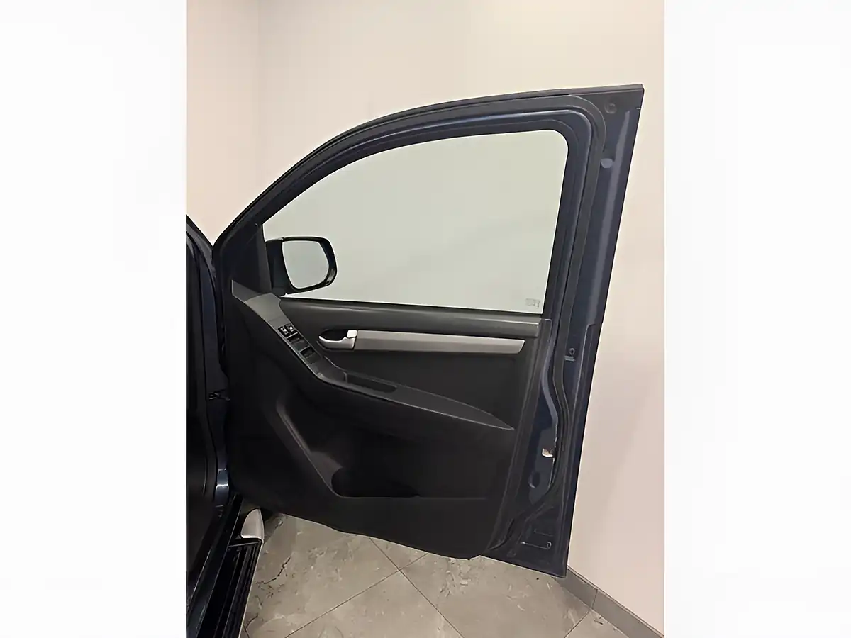 Used 2014 Isuzu D-Max Yukon Blue - Interior and Exterior details 13