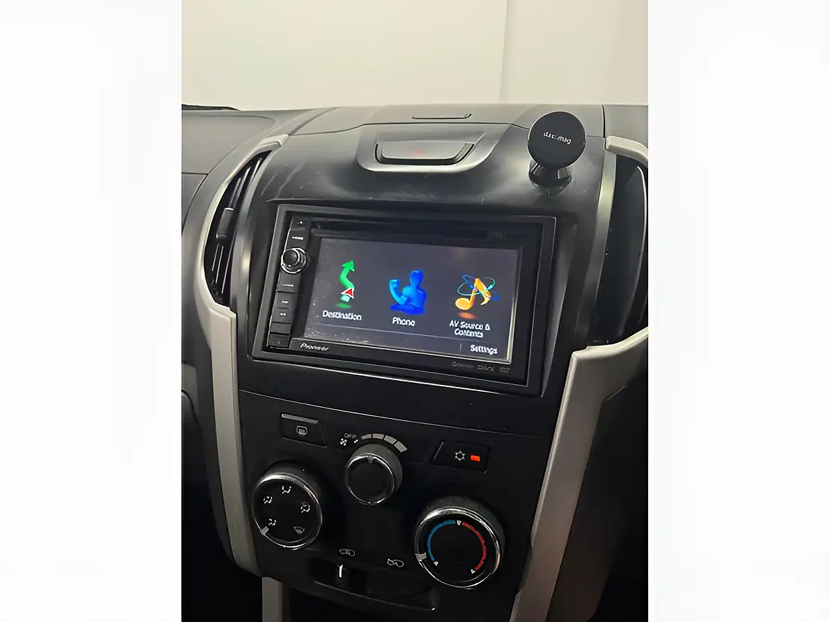 Used 2014 Isuzu D-Max Yukon Blue - Interior and Exterior details 17