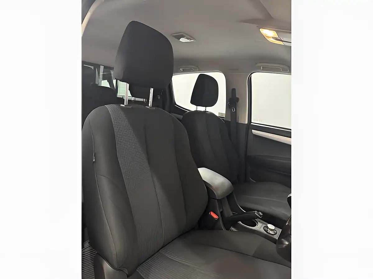 Used 2014 Isuzu D-Max Yukon Blue - Interior and Exterior details 8