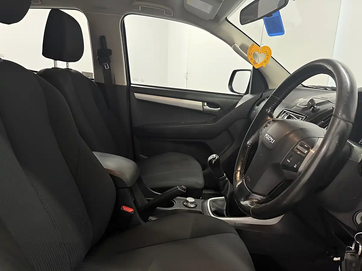 Used 2014 Isuzu D-Max Yukon Blue - Interior and Exterior details 9