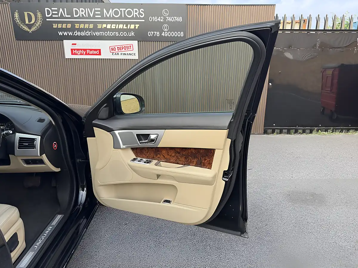Used 2014 Jaguar Xf Luxury Black - Interior and Exterior details 9
