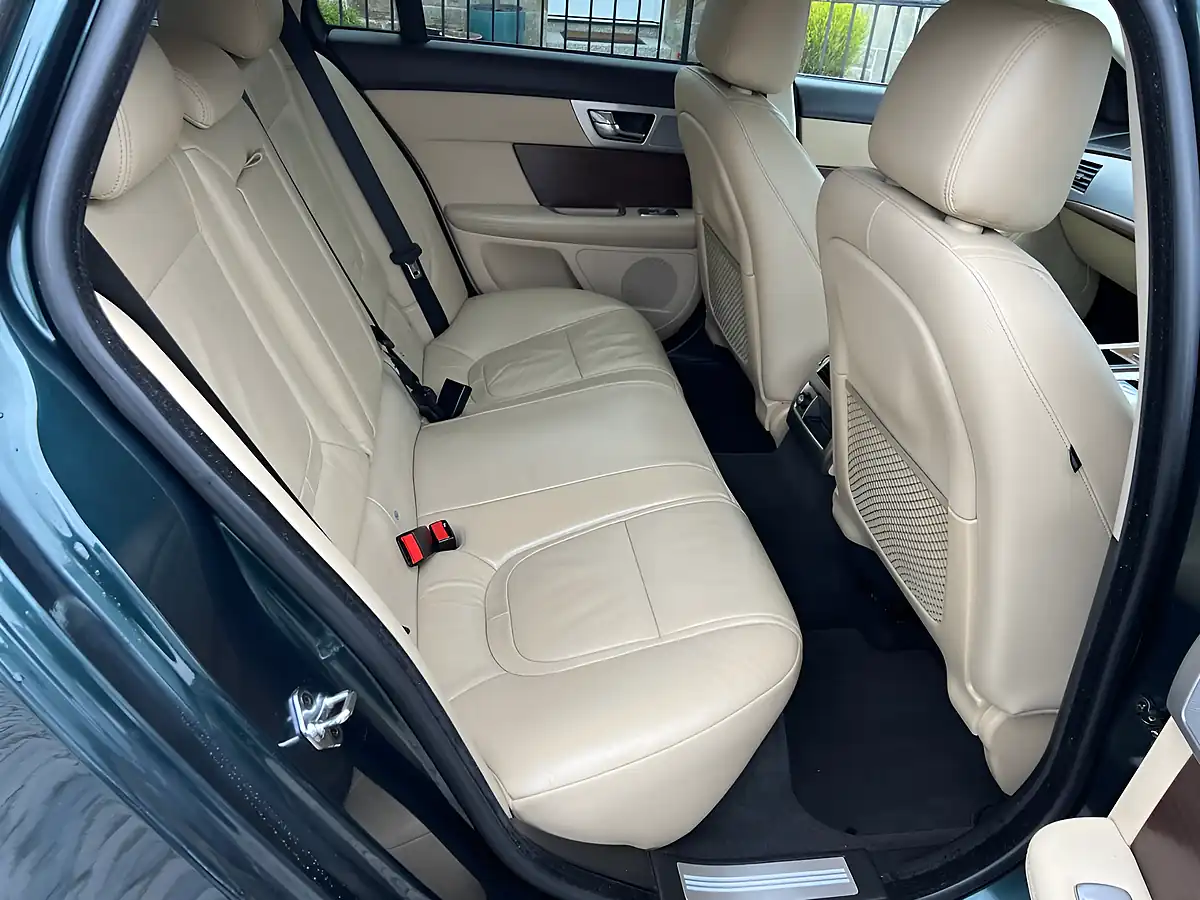 Used 2014 Jaguar Xf Luxury Sportbrake British Racing Green - Interior and Exterior details 14