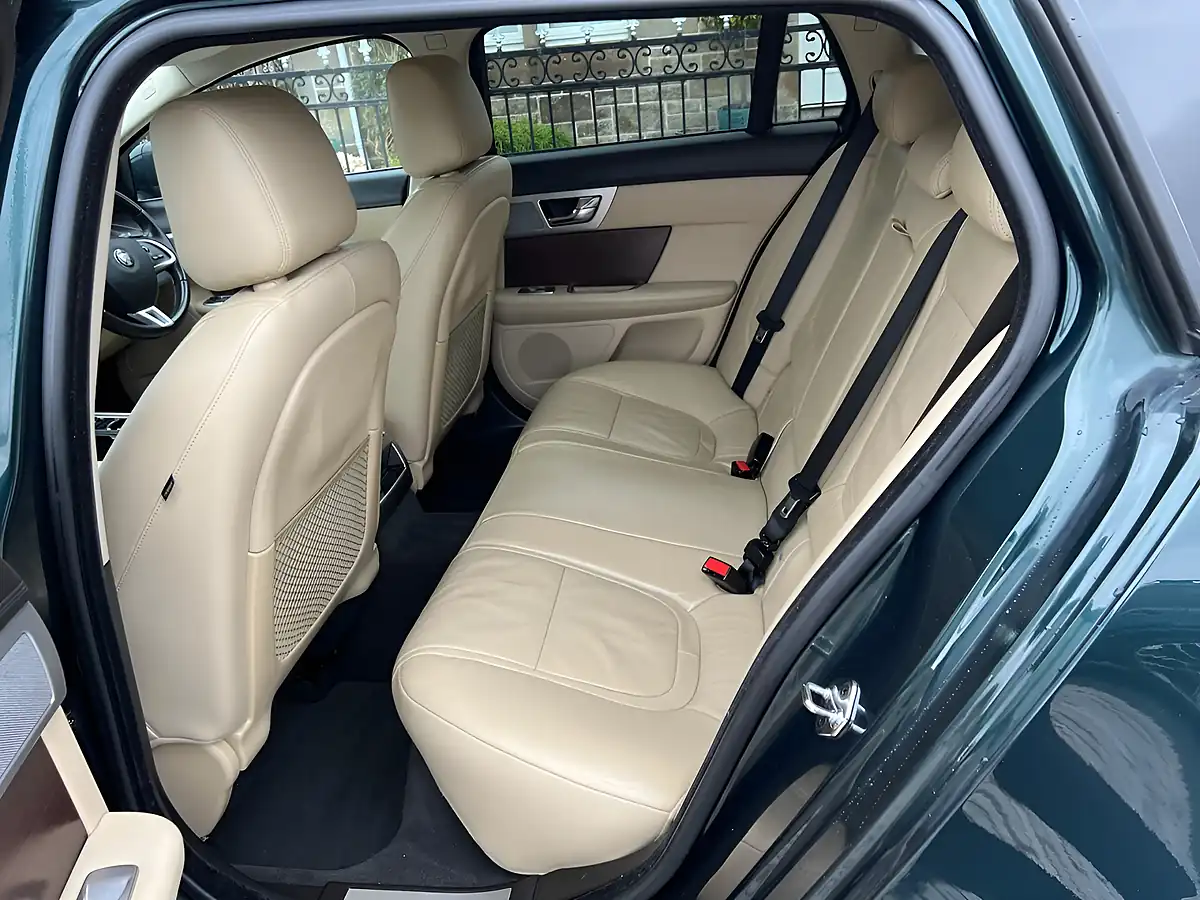 Used 2014 Jaguar Xf Luxury Sportbrake British Racing Green - Interior and Exterior details 17
