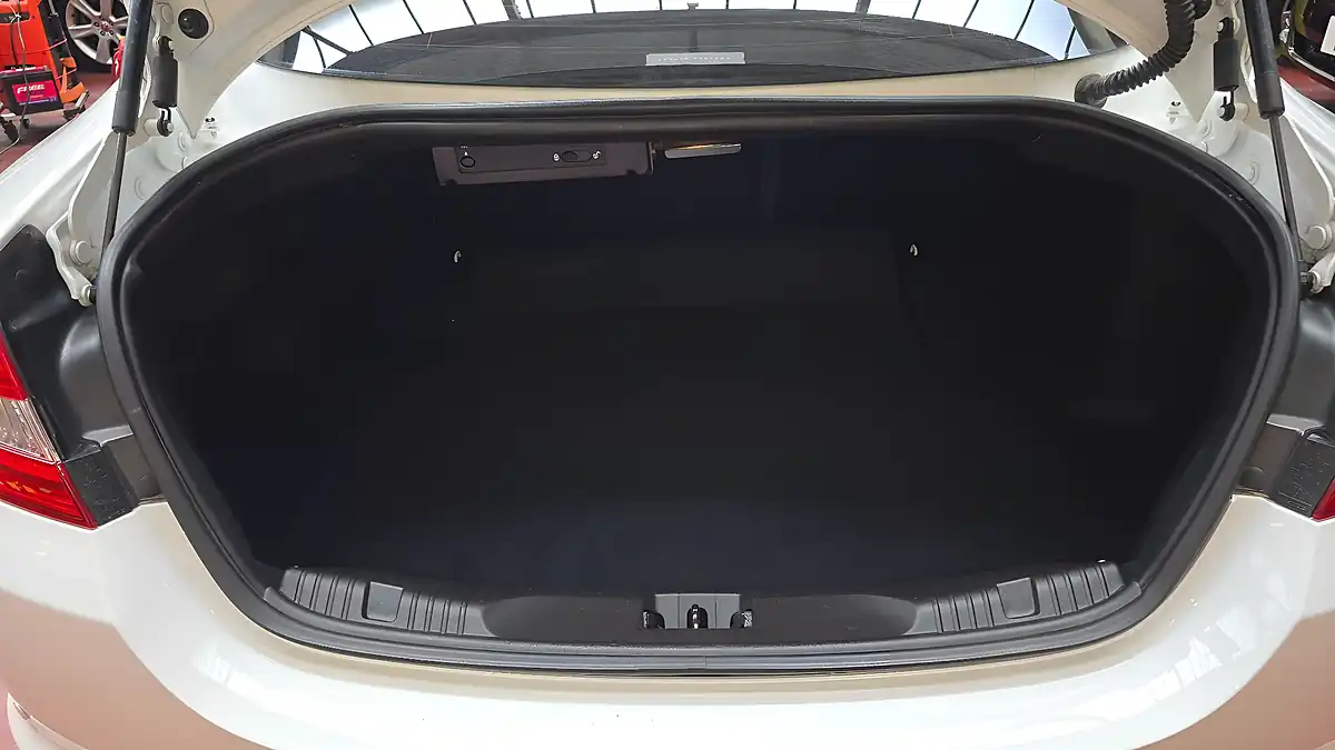Used 2014 Jaguar Xf Portfolio White - Interior and Exterior details 17