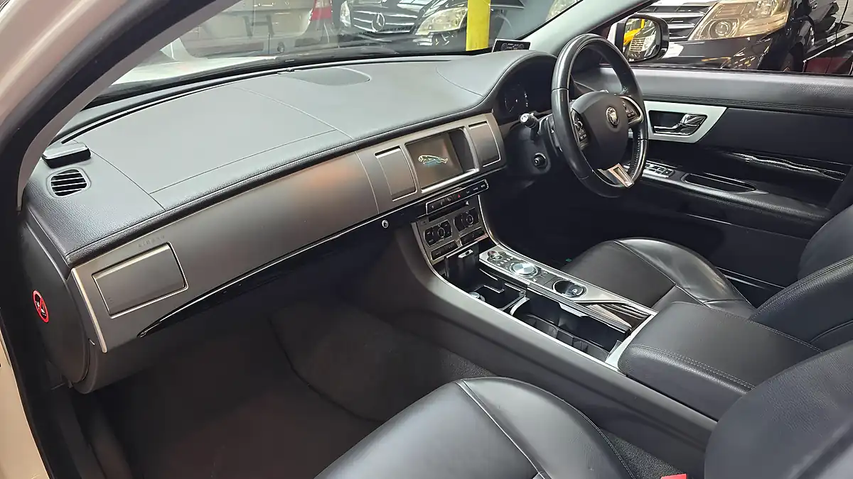 Used 2014 Jaguar Xf Portfolio White - Interior and Exterior details 5