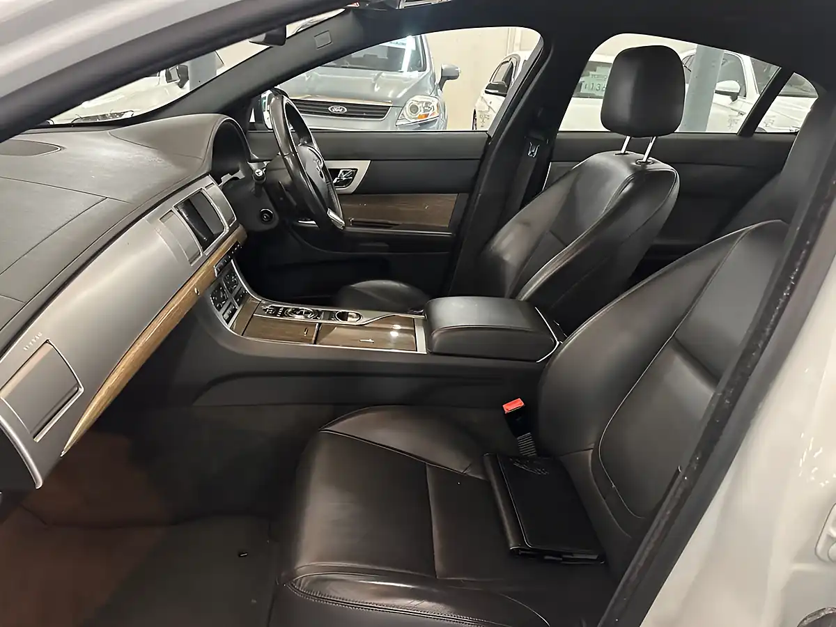 Used 2014 Jaguar Xf Premium Luxury White - Interior and Exterior details 8