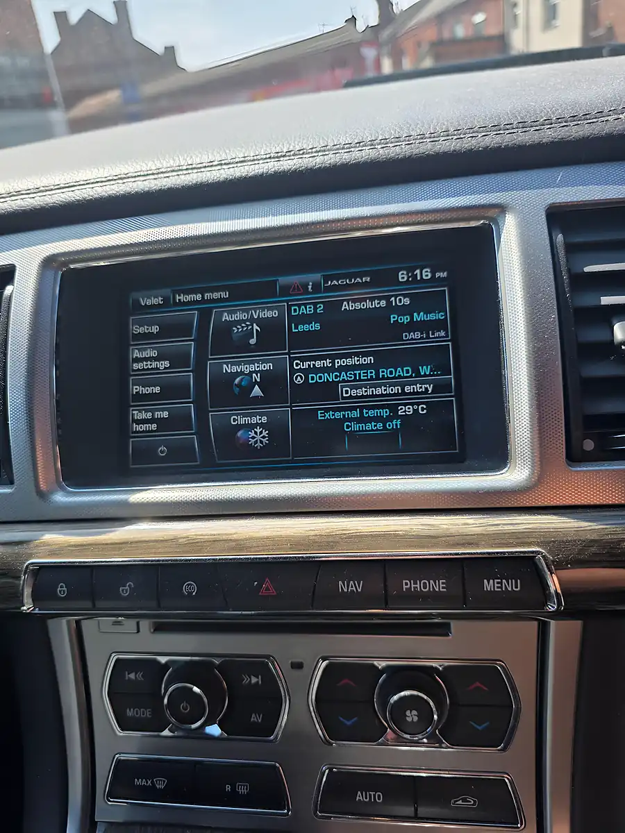 Used 2014 Jaguar Xf R-Sport Sportbrake White - Interior and Exterior details 17