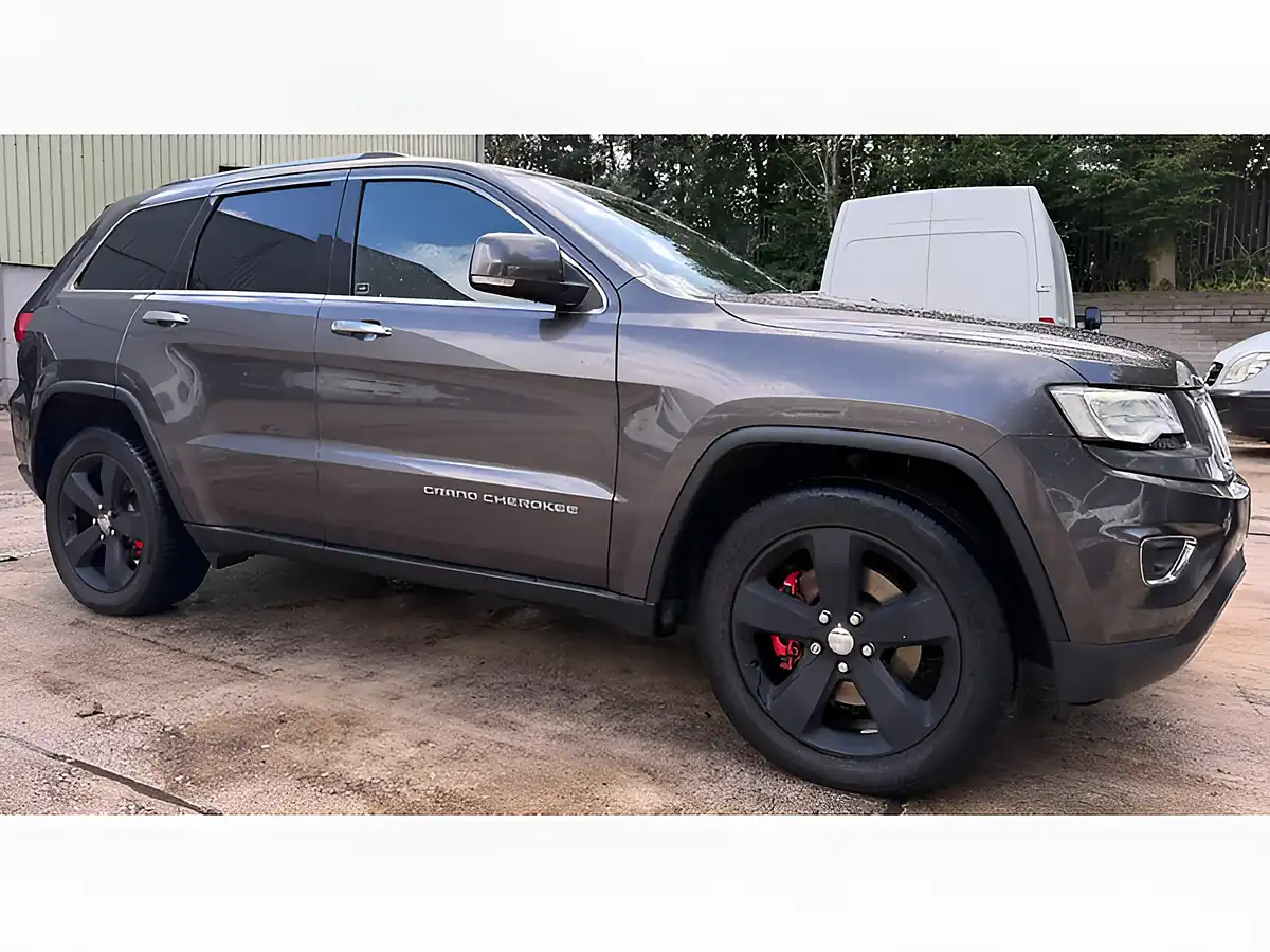 Used 2014 Jeep Grand Cherokee Limited Grey - Front View