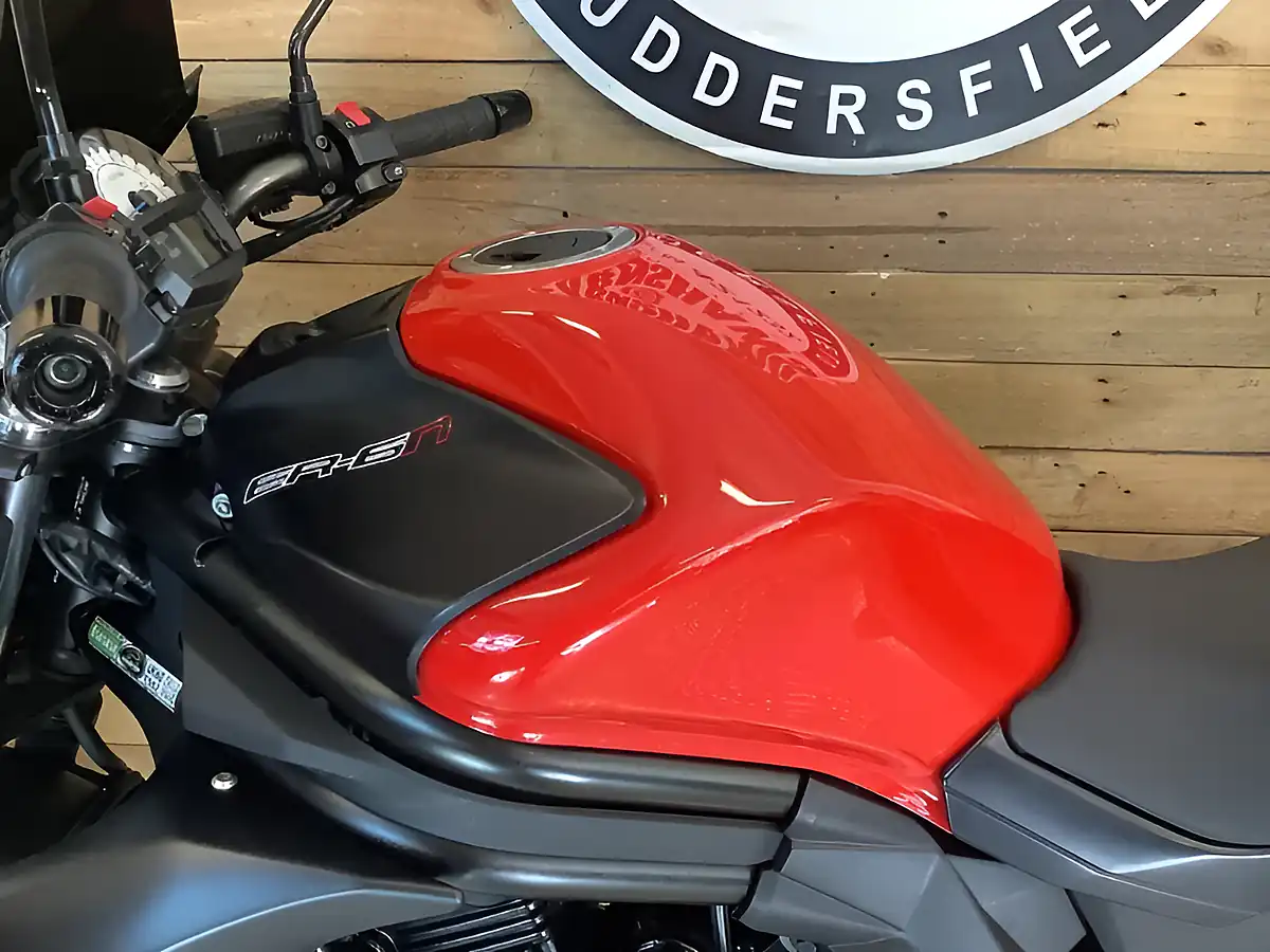 Used 2014 Kawasaki ER-6N Red - Interior and Exterior details 11
