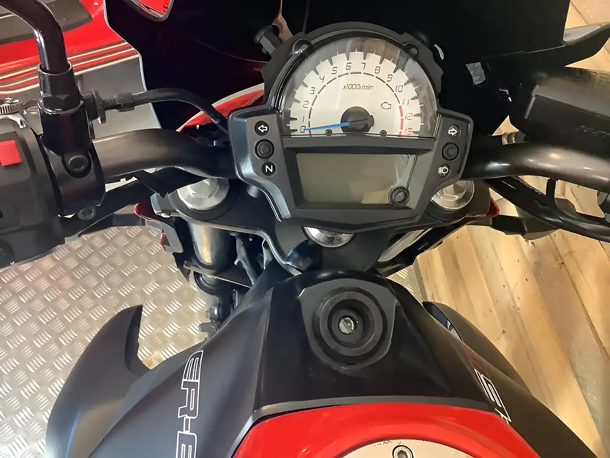 Used 2014 Kawasaki ER-6N Red - Interior and Exterior details 7