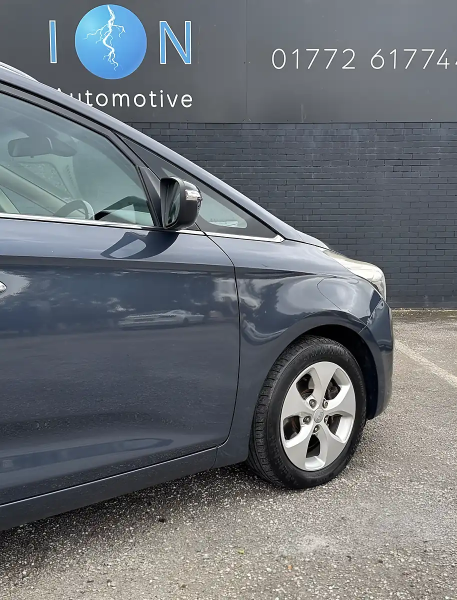 Used 2014 Kia Carens Ecodynamics 2 Newport Blue - Ku9 - Interior and Exterior details 11