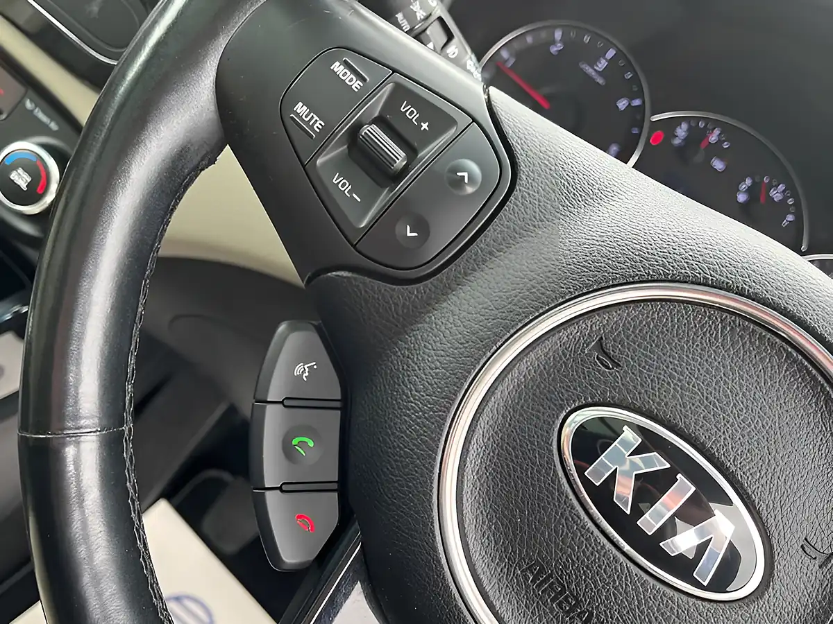Used 2014 Kia Carens Ecodynamics 3 Blue - Interior and Exterior details 18
