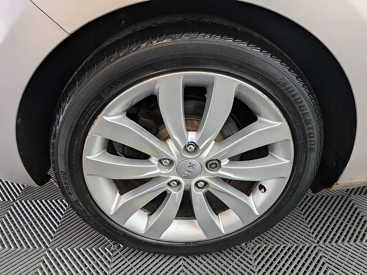Used 2014 Kia Carens Ecodynamics 3 Silver - Interior and Exterior details 10