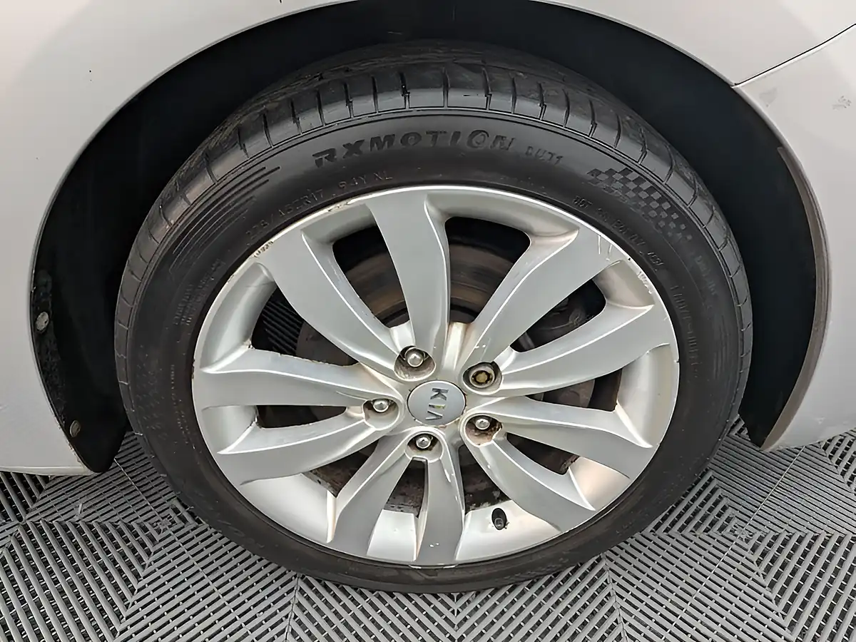 Used 2014 Kia Carens Ecodynamics 3 Silver - Interior and Exterior details 11