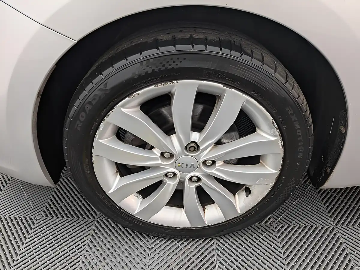 Used 2014 Kia Carens Ecodynamics 3 Silver - Interior and Exterior details 12