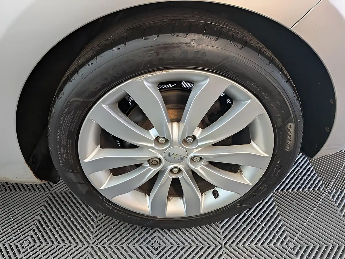 Used 2014 Kia Carens Ecodynamics 3 Silver - Interior and Exterior details 13