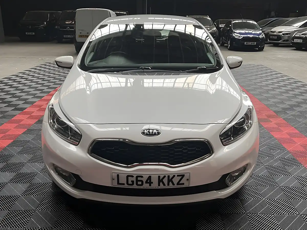 Used 2014 Kia Ceed 2 White - Interior and Exterior details 4