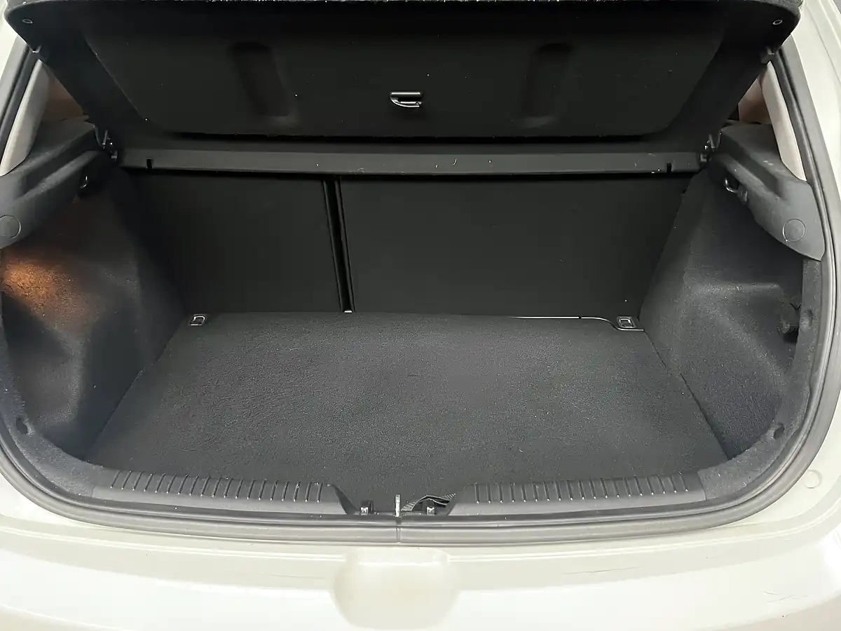 Used 2014 Kia Ceed 2 White - Interior and Exterior details 7