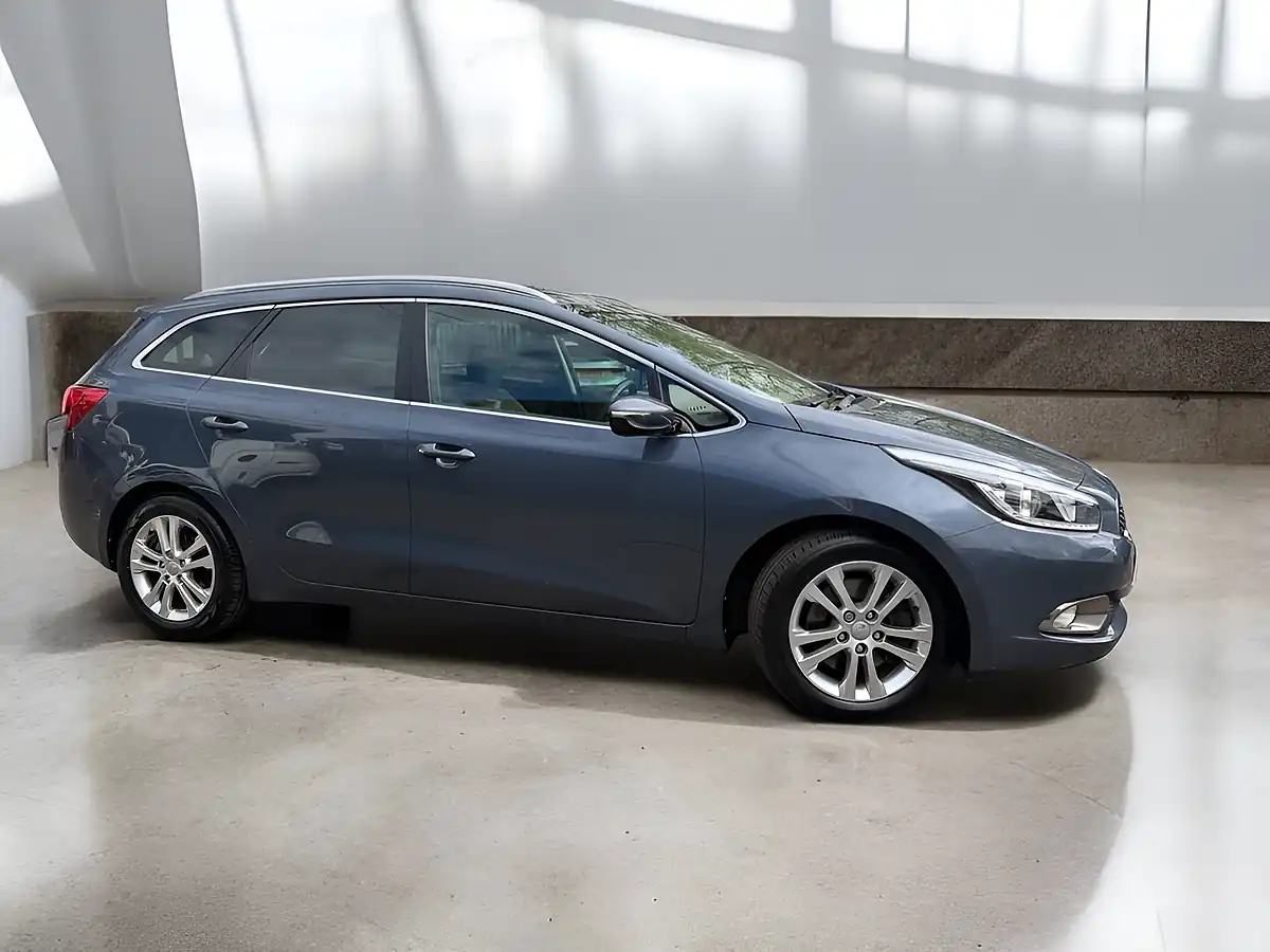 Used 2014 Kia Ceed 3 Sportswagon Blue - Front View