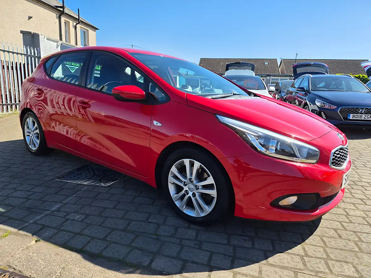Used 2014 Kia Ceed VR7 Red - Front View