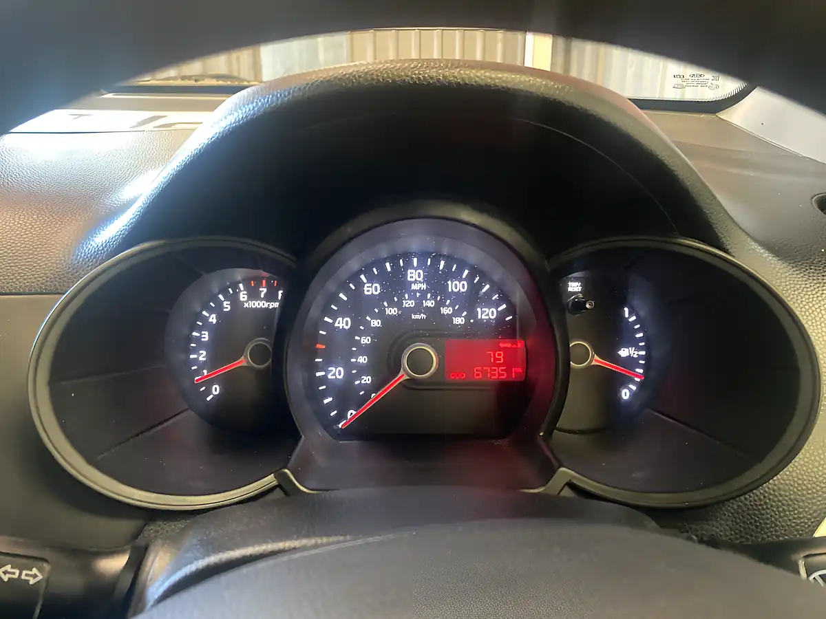Used 2014 Kia Picanto 1 3DR White - Interior and Exterior details 11