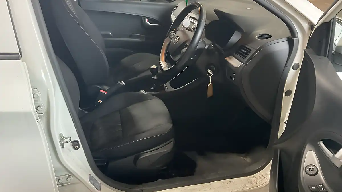 Used 2014 Kia Picanto VR7 White - Interior and Exterior details 9