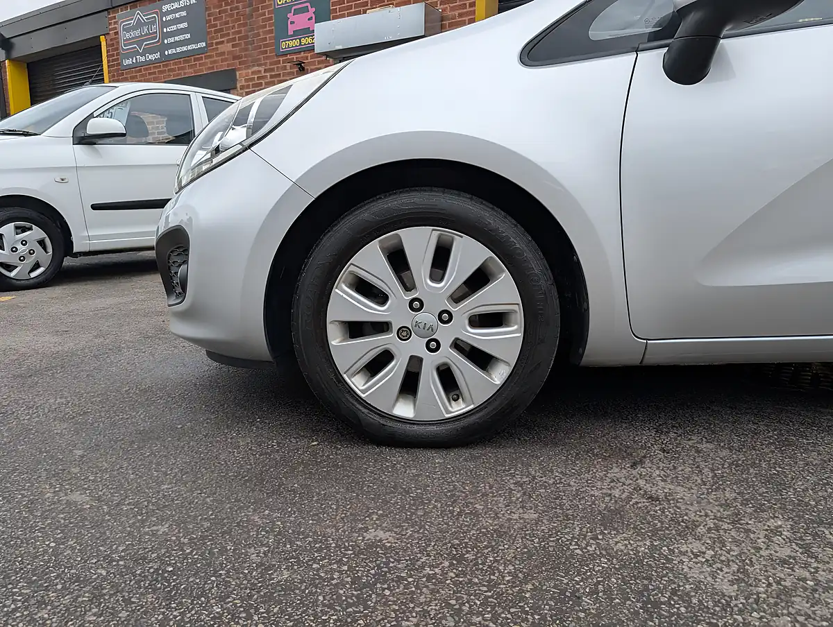 Used 2014 Kia Rio 2 Silver - Interior and Exterior details 6