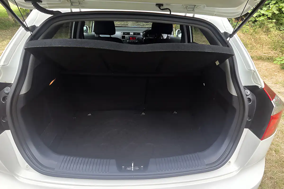 Used 2014 Kia Rio 3 White - Interior and Exterior details 12