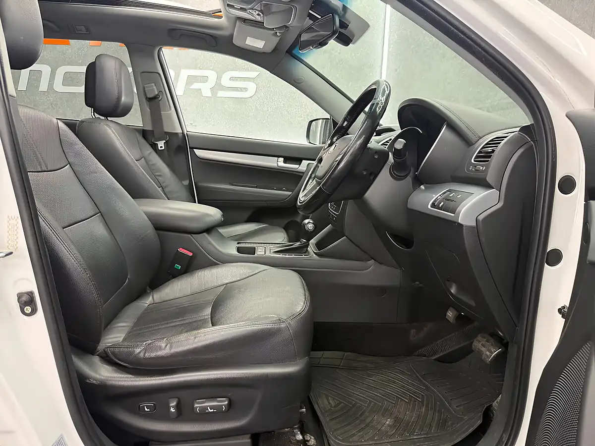 Used 2014 Kia Sorento KX-3 White - Interior and Exterior details 11