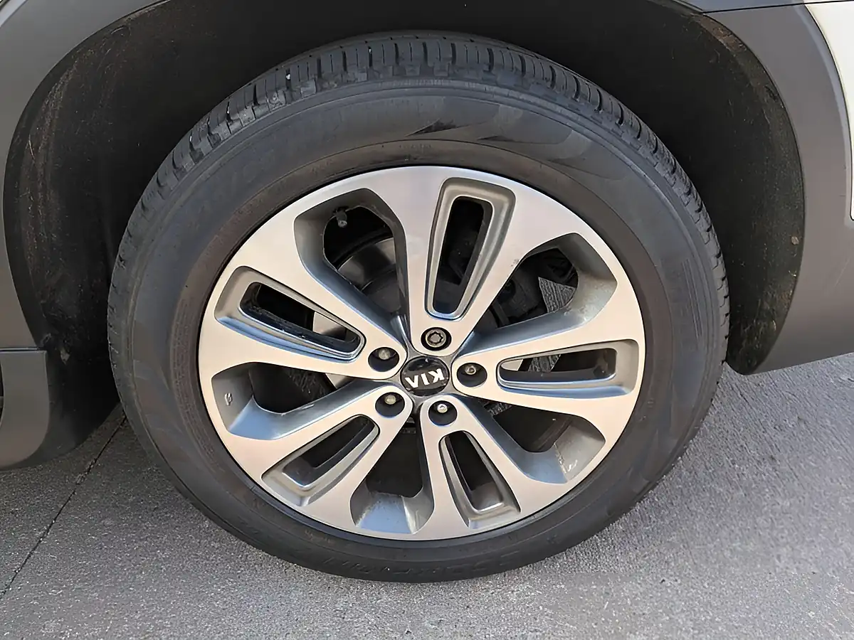 Used 2014 Kia Sorento KX-4 White - Interior and Exterior details 10