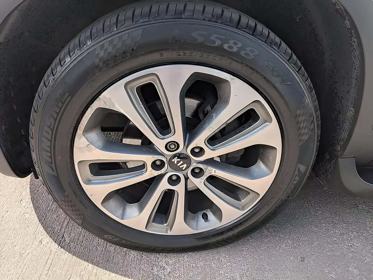 Used 2014 Kia Sorento KX-4 White - Interior and Exterior details 11