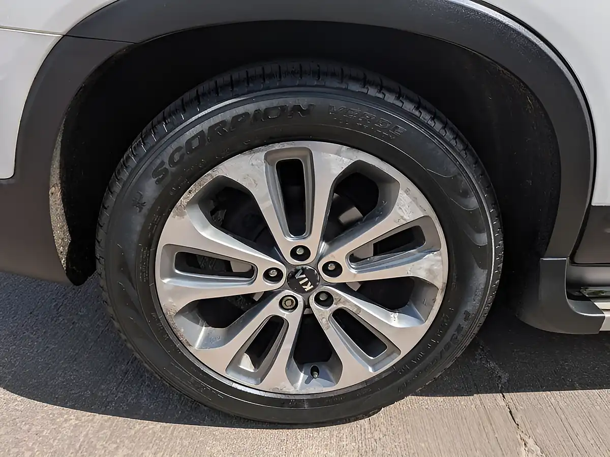 Used 2014 Kia Sorento KX-4 White - Interior and Exterior details 13