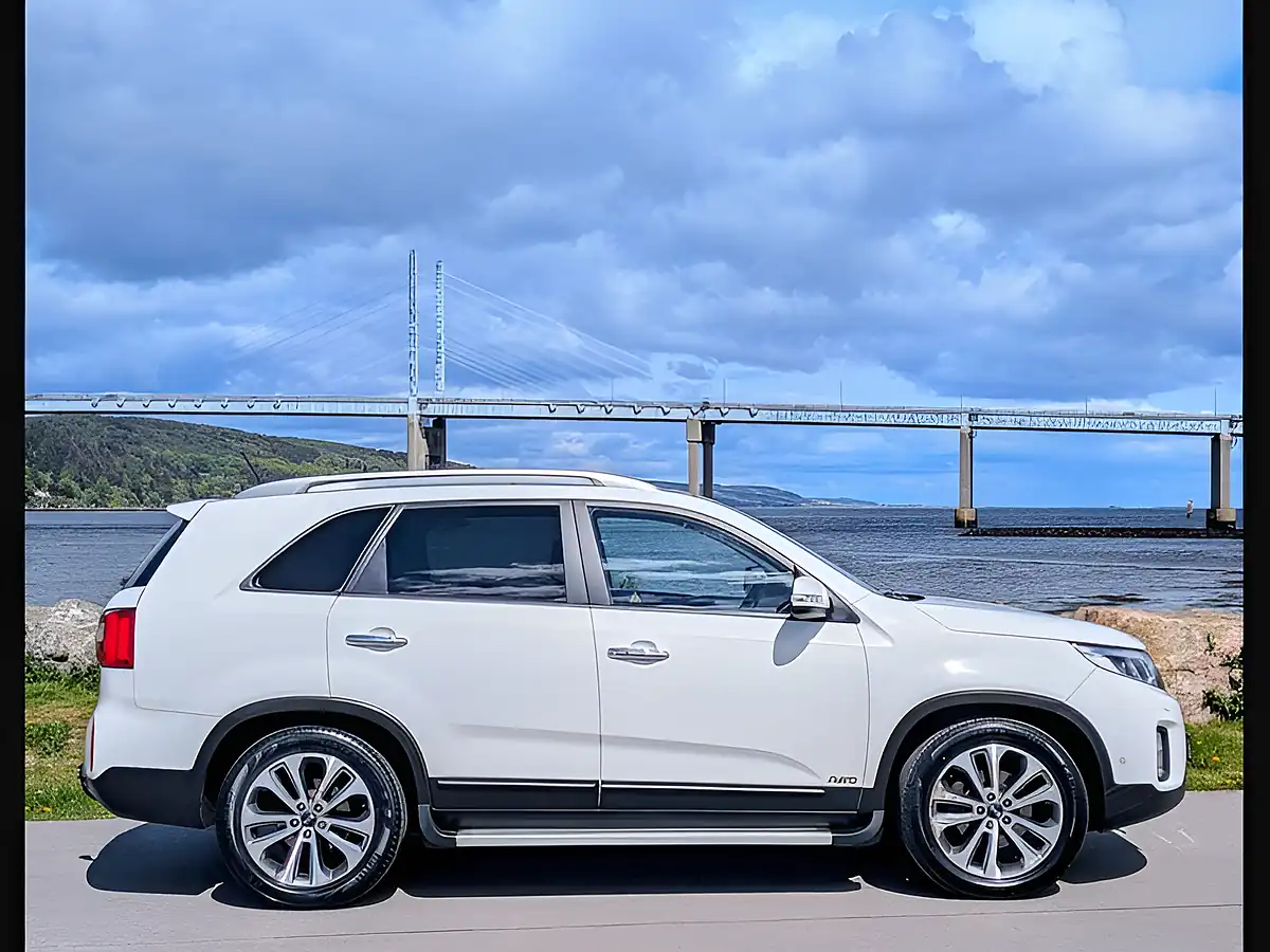 Used 2014 Kia Sorento KX-4 White - Interior and Exterior details 4
