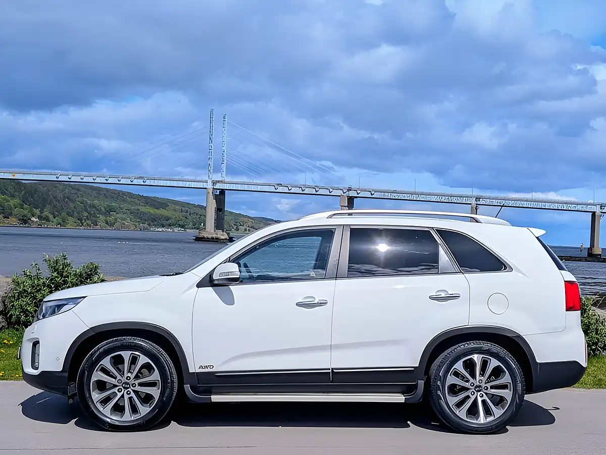 Used 2014 Kia Sorento KX-4 White - Interior and Exterior details 9