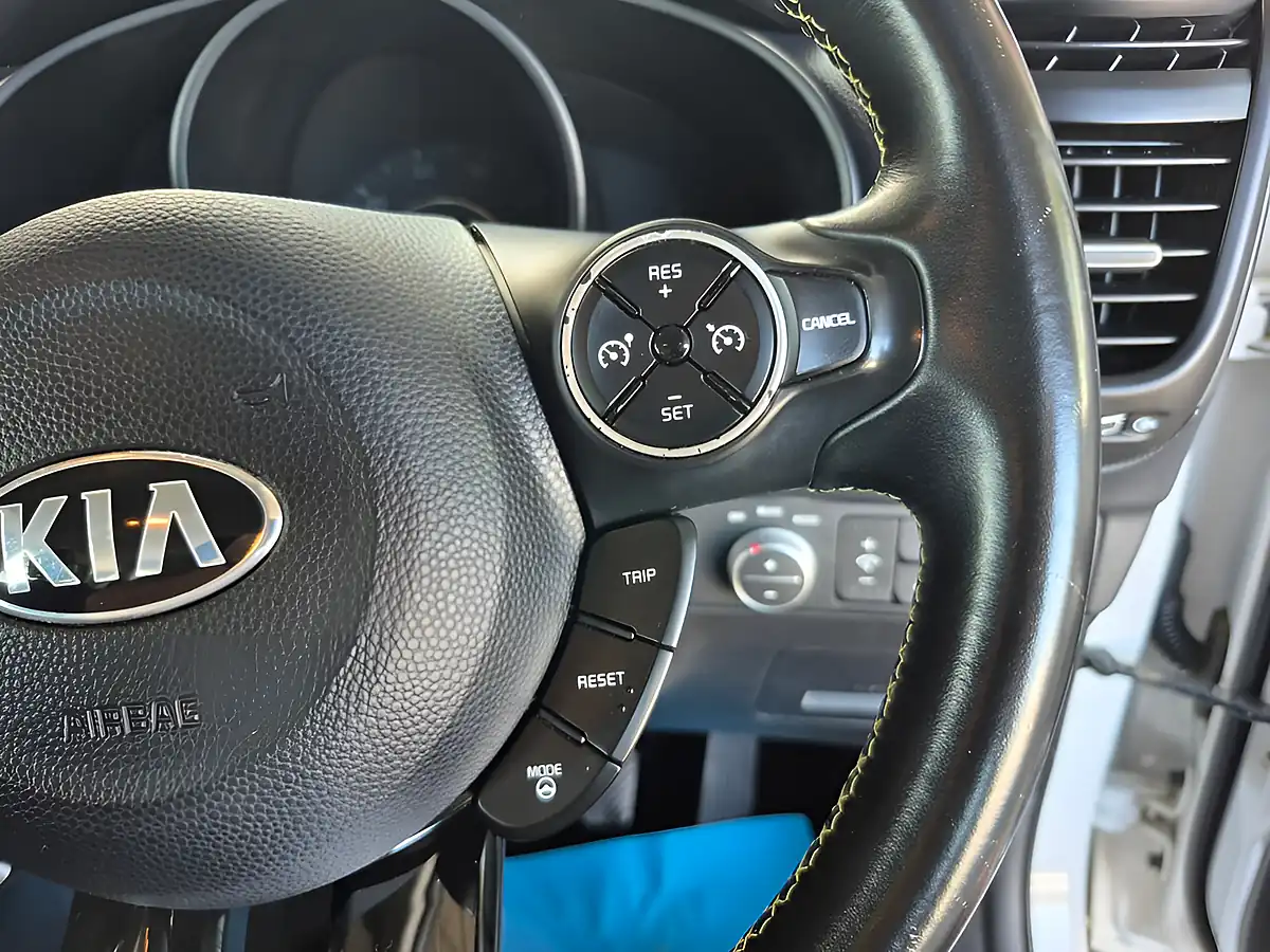 Used 2014 Kia Soul Connect Plus White - Interior and Exterior details 16