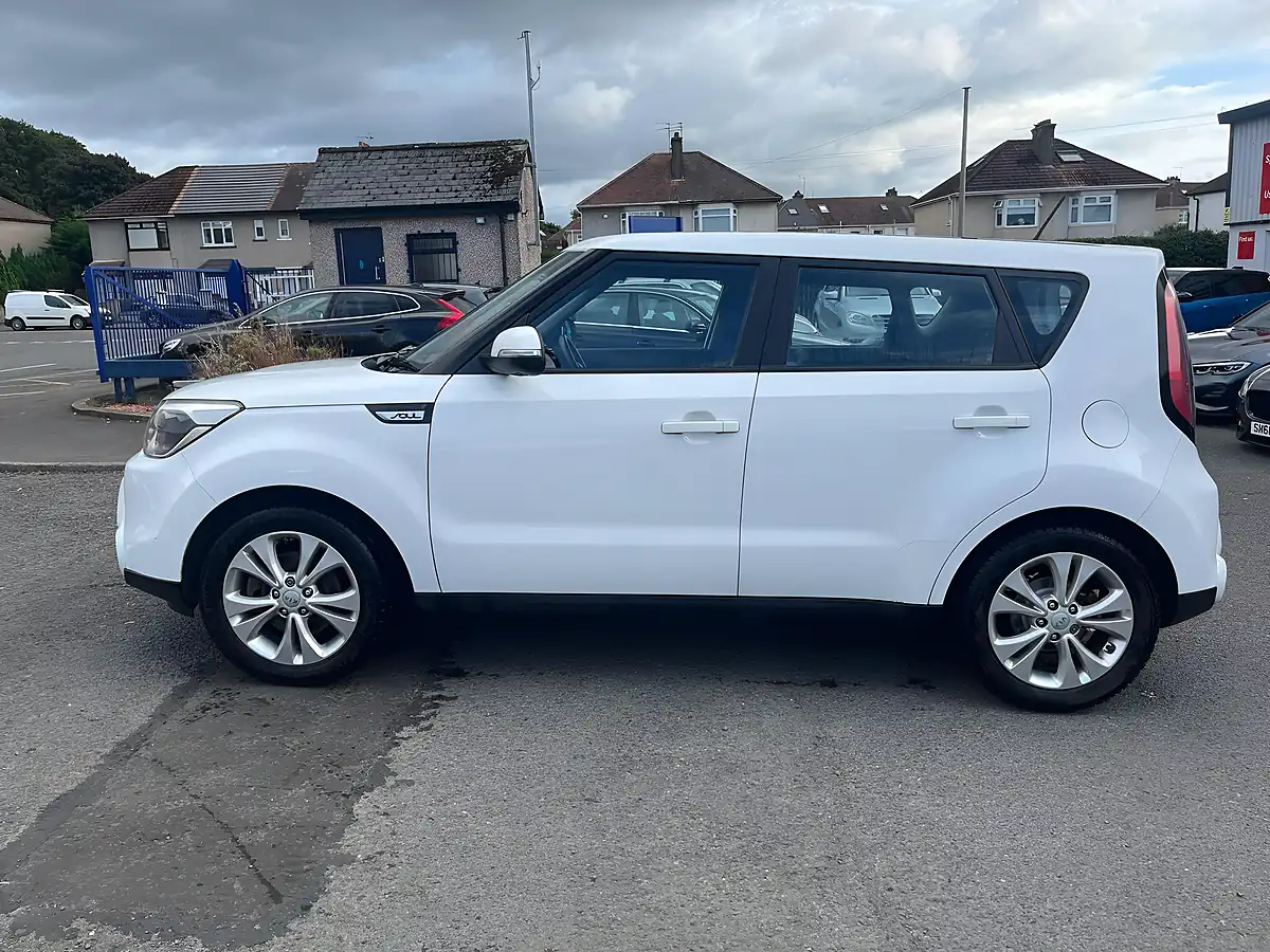 Used 2014 Kia Soul Connect Plus White - Interior and Exterior details 9