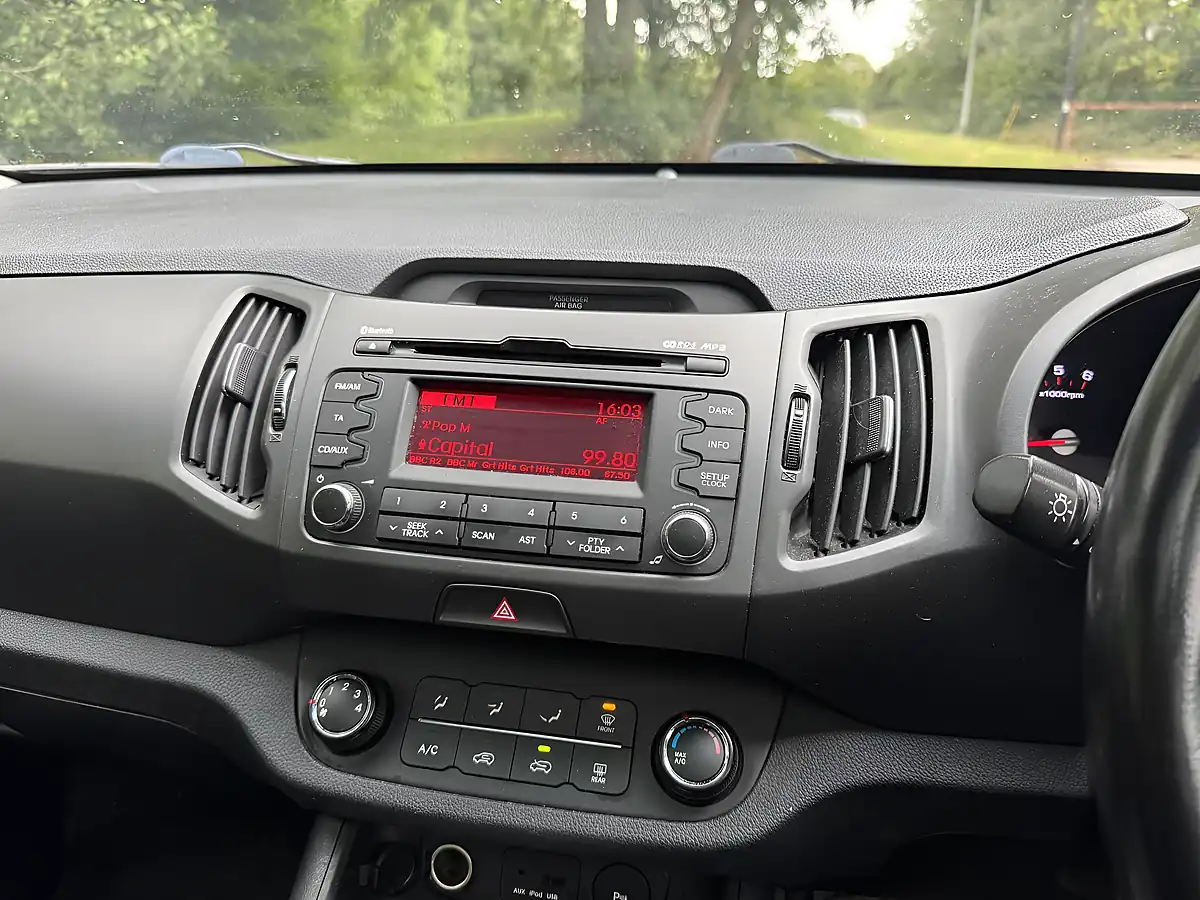 Used 2014 Kia Sportage Ecodynamics 2 White - Interior and Exterior details 8