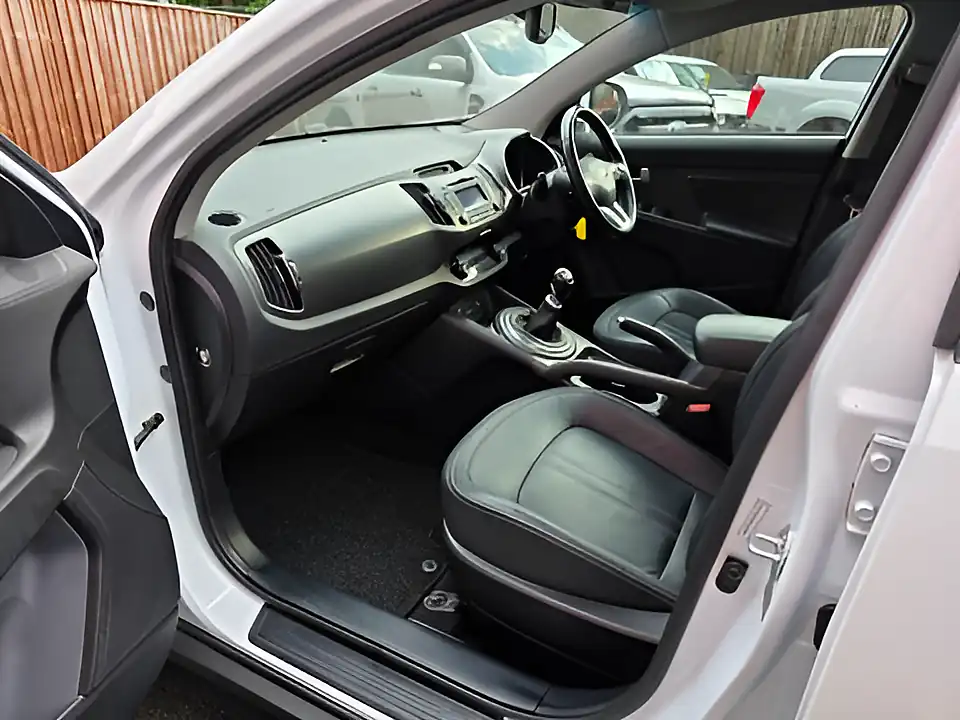 Used 2014 Kia Sportage KX-3 White - Interior and Exterior details 12