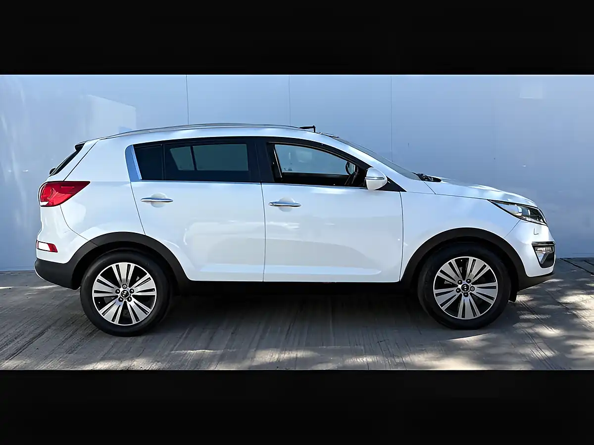 Used 2014 Kia Sportage KX-4 Arctic White - Interior and Exterior details 9