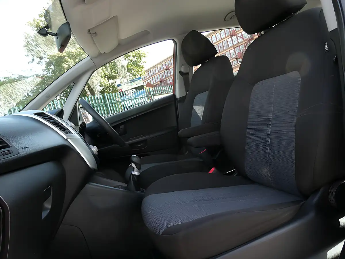 Used 2014 Kia Venga 1 Red - Interior and Exterior details 11