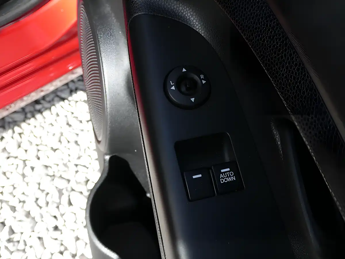 Used 2014 Kia Venga 1 Red - Interior and Exterior details 12