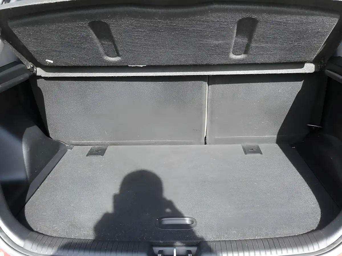 Used 2014 Kia Venga 1 Red - Interior and Exterior details 13