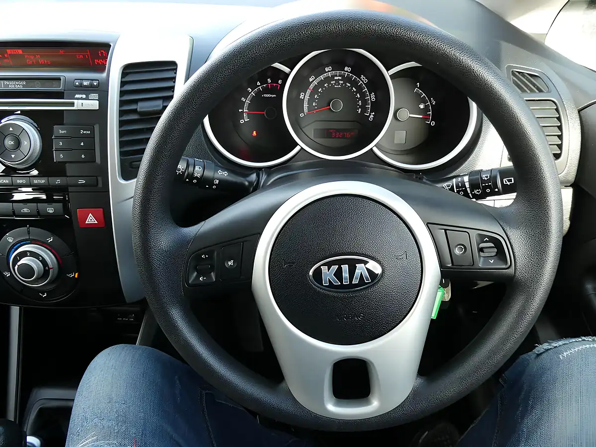 Used 2014 Kia Venga 1 Red - Interior and Exterior details 7